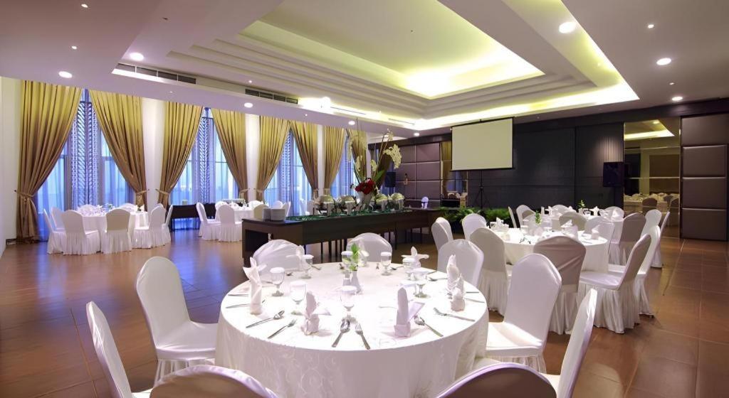 Hw Hotel Padang Exterior foto